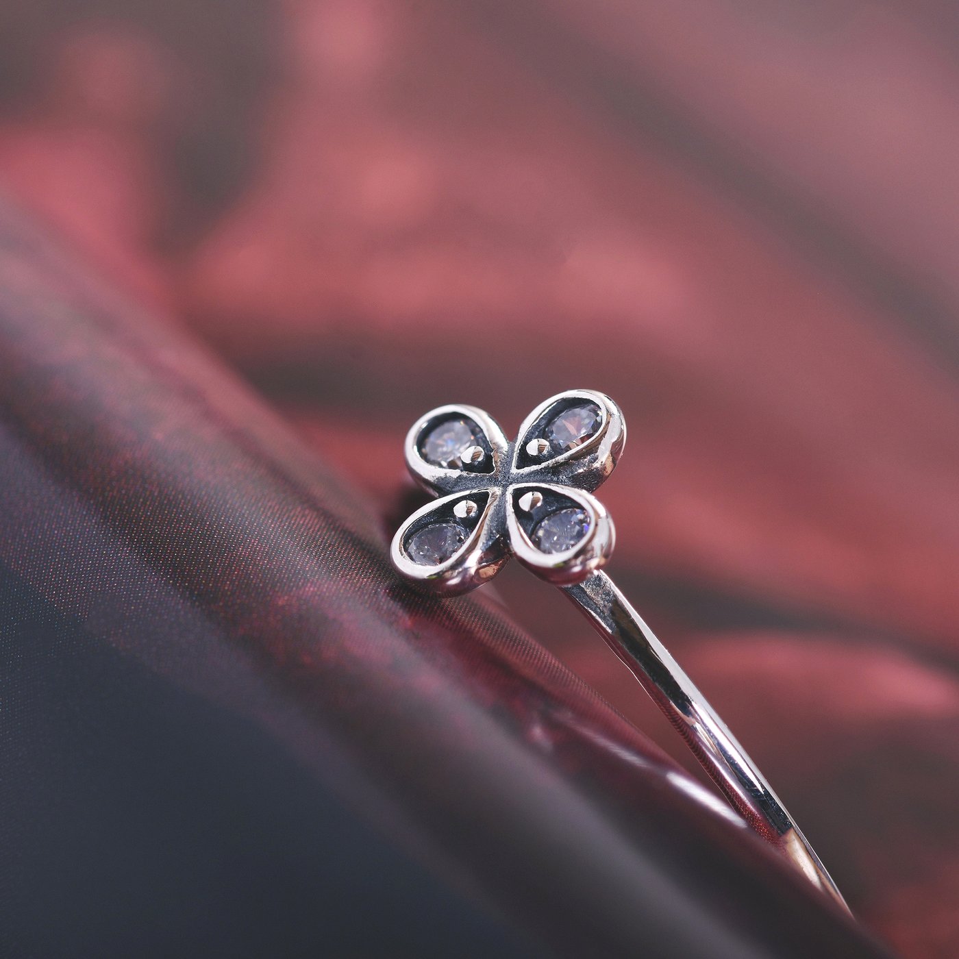 Luxury ring with flower and zirconias