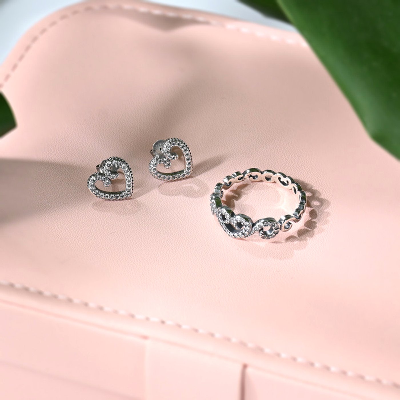 Luxury ring with intertwined heart