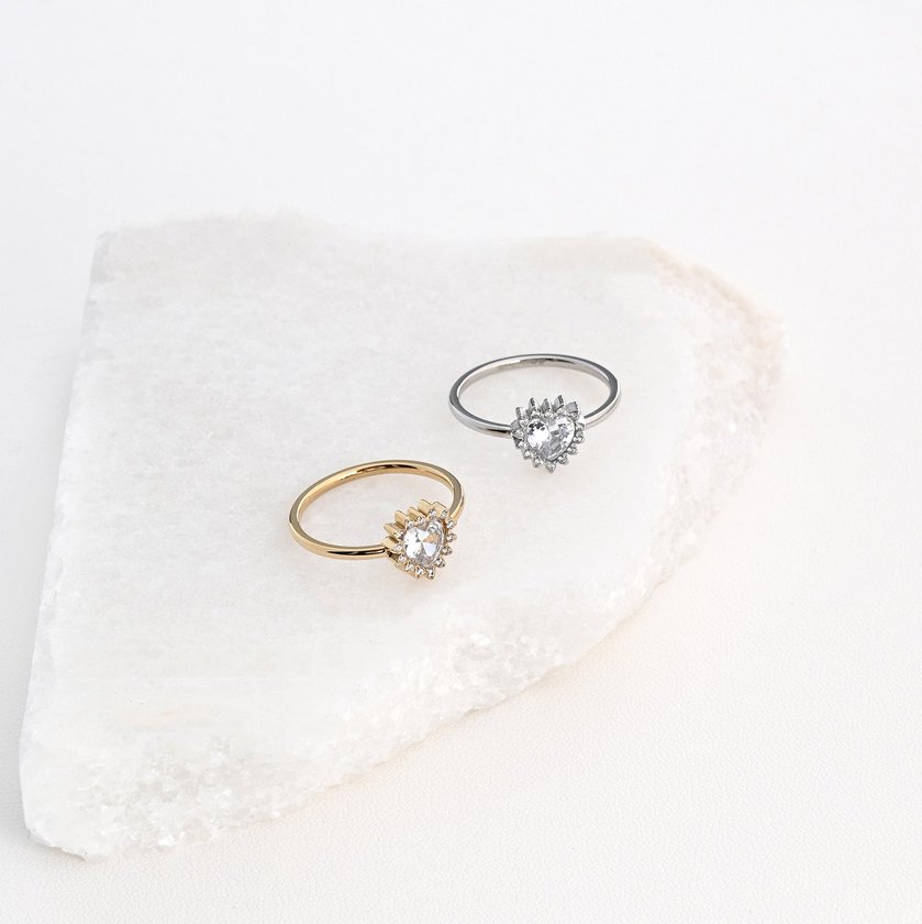Anillo en acero corazón y circonitas GB