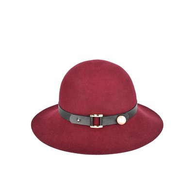 Fur hat with buckle GB