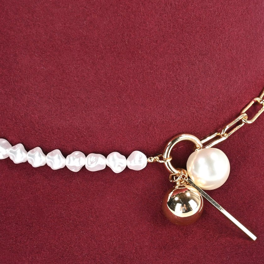 Fur hat with pearl GB