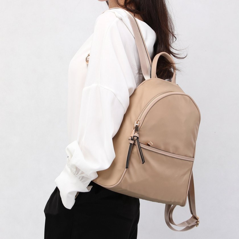 Mochila de nylon con correas ajustables para los hombros GB