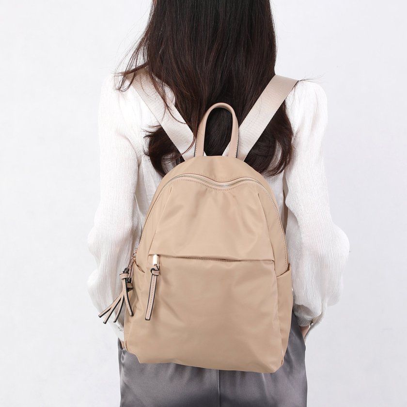 Mochila de nylon con correas ajustables para los hombros GB