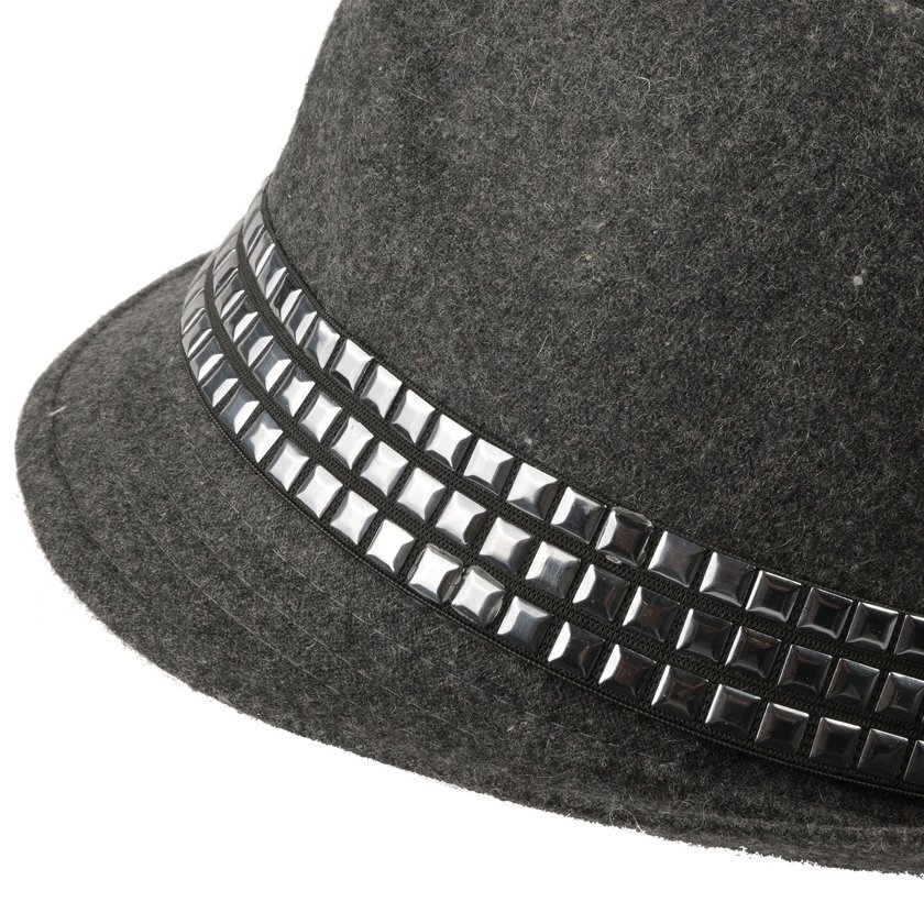Cappello con rivetti GB