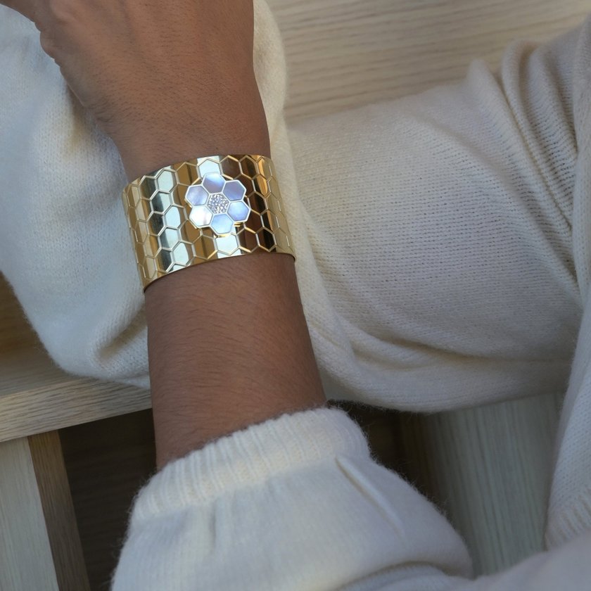 Pulseira rígida aço com flor GB