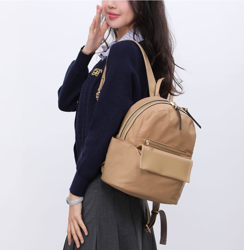 Mochila de nailon con varios bolsillos GB.