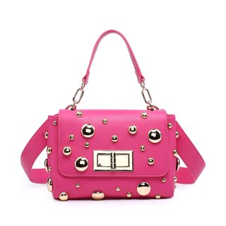 Mala com pega e detalhes de tachas GB