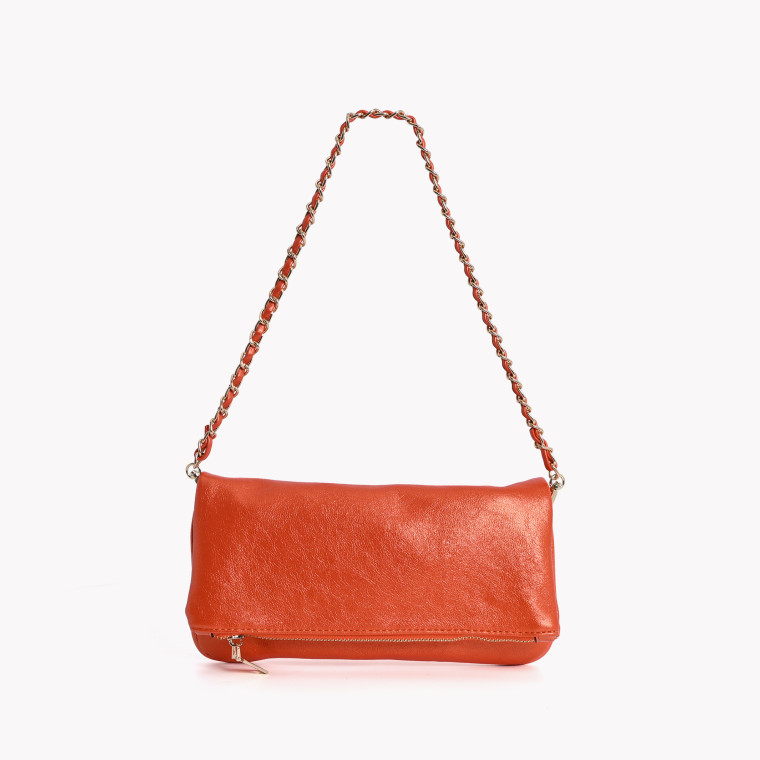 Bolso de hombro GB estilo clutch con textura metalizada