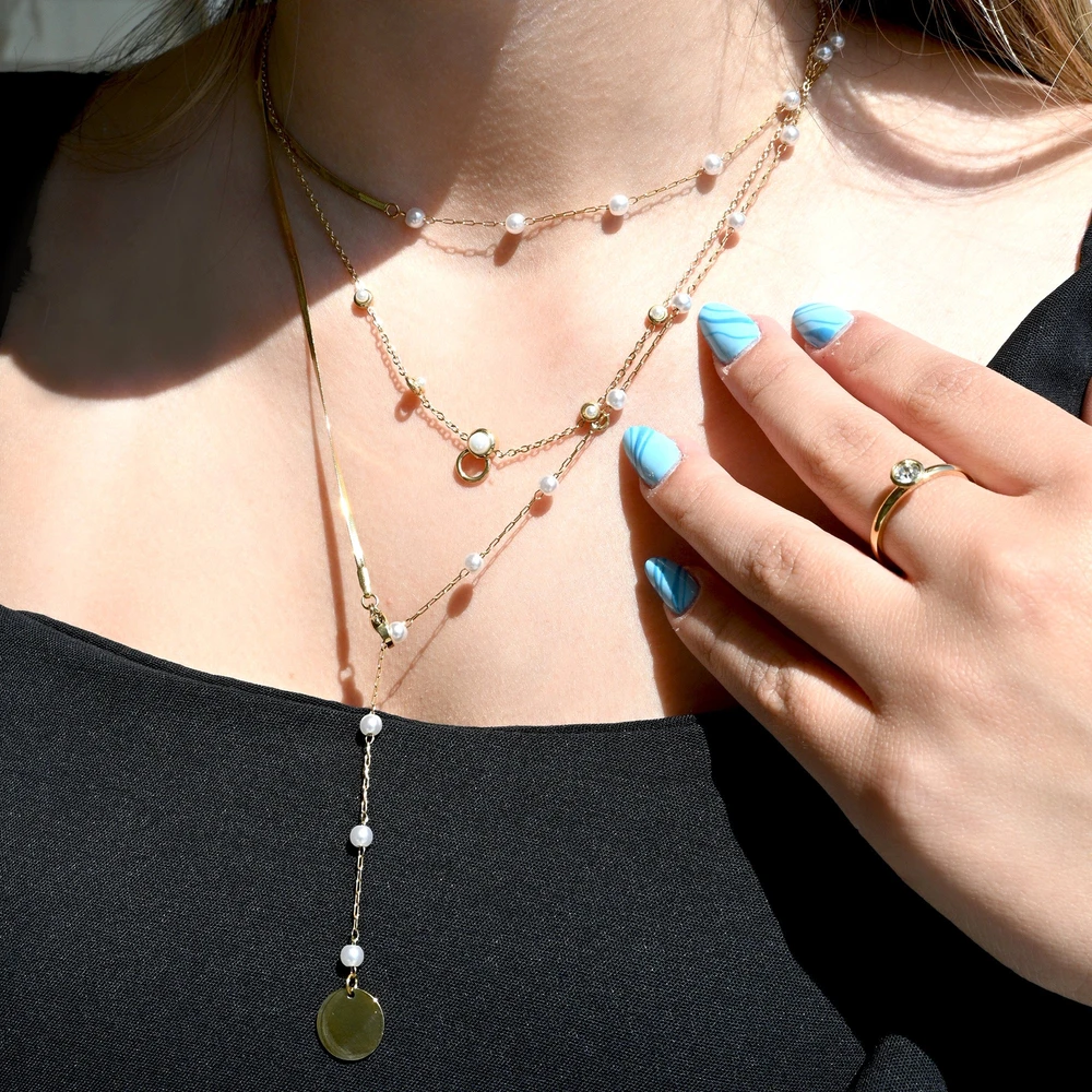 Collier en acier avec perles et pendentif GB