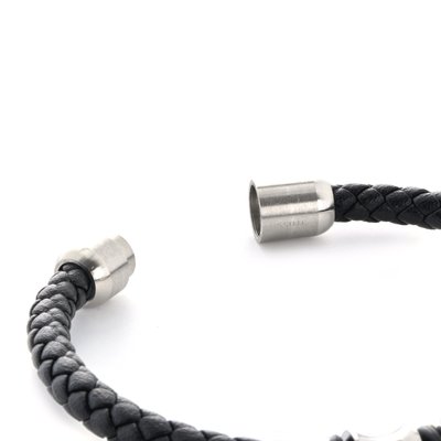 Détail du devant du bracelet pour homme GB