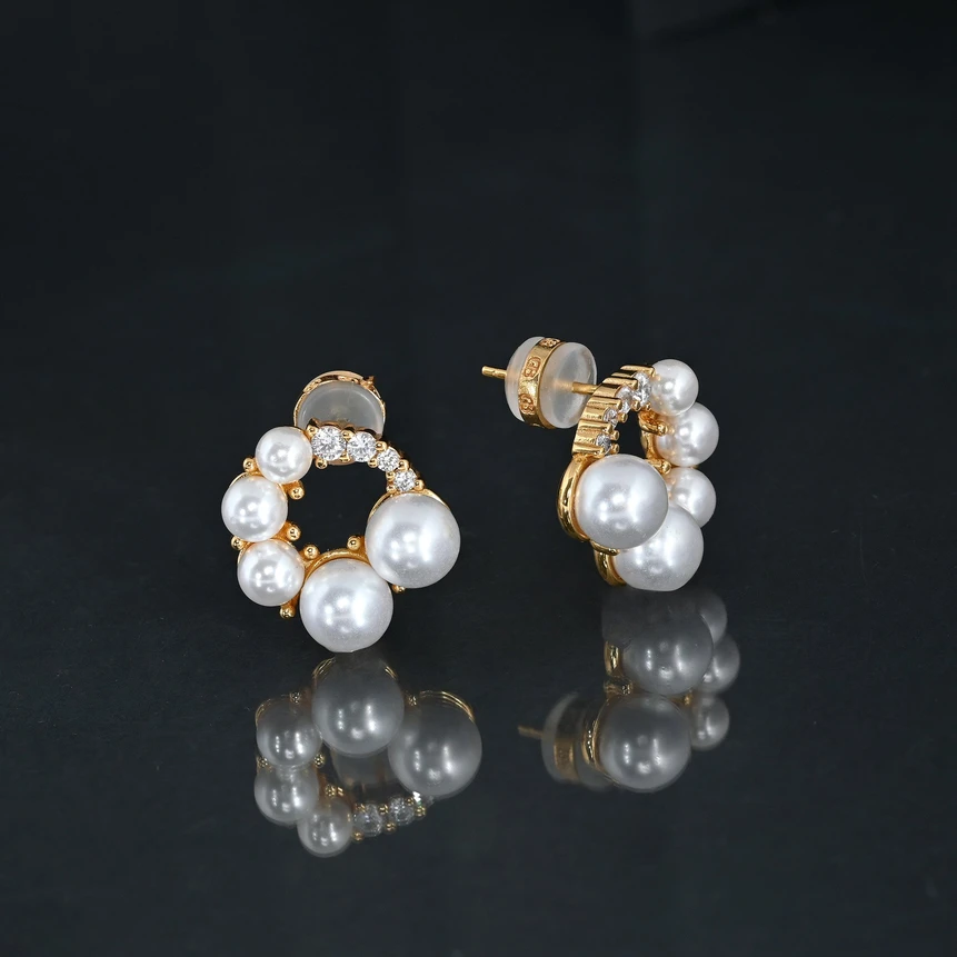 Brincos Belove circulares com pérolas