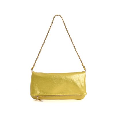 Bolso de hombro GB estilo clutch con textura metalizada