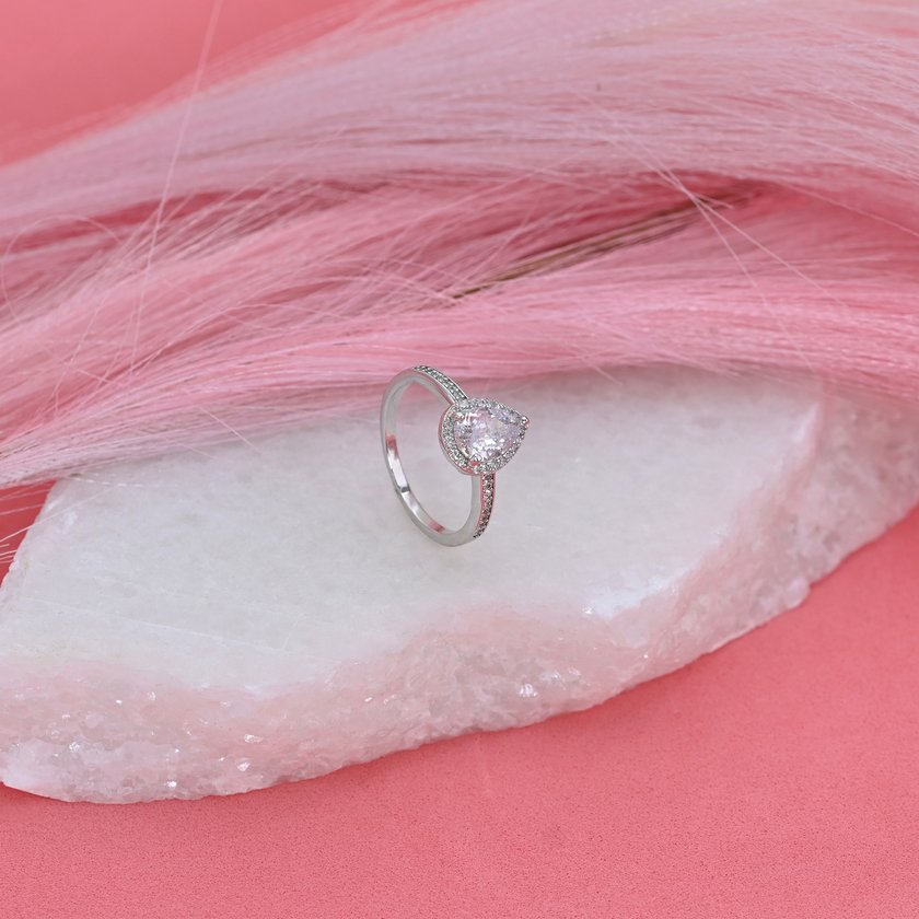 Ring Luxury solitaire with drop