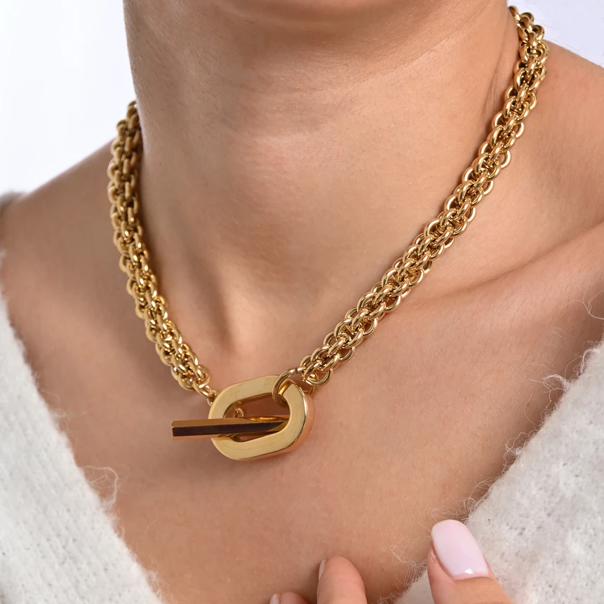 Glamour necklace with crossed clasp