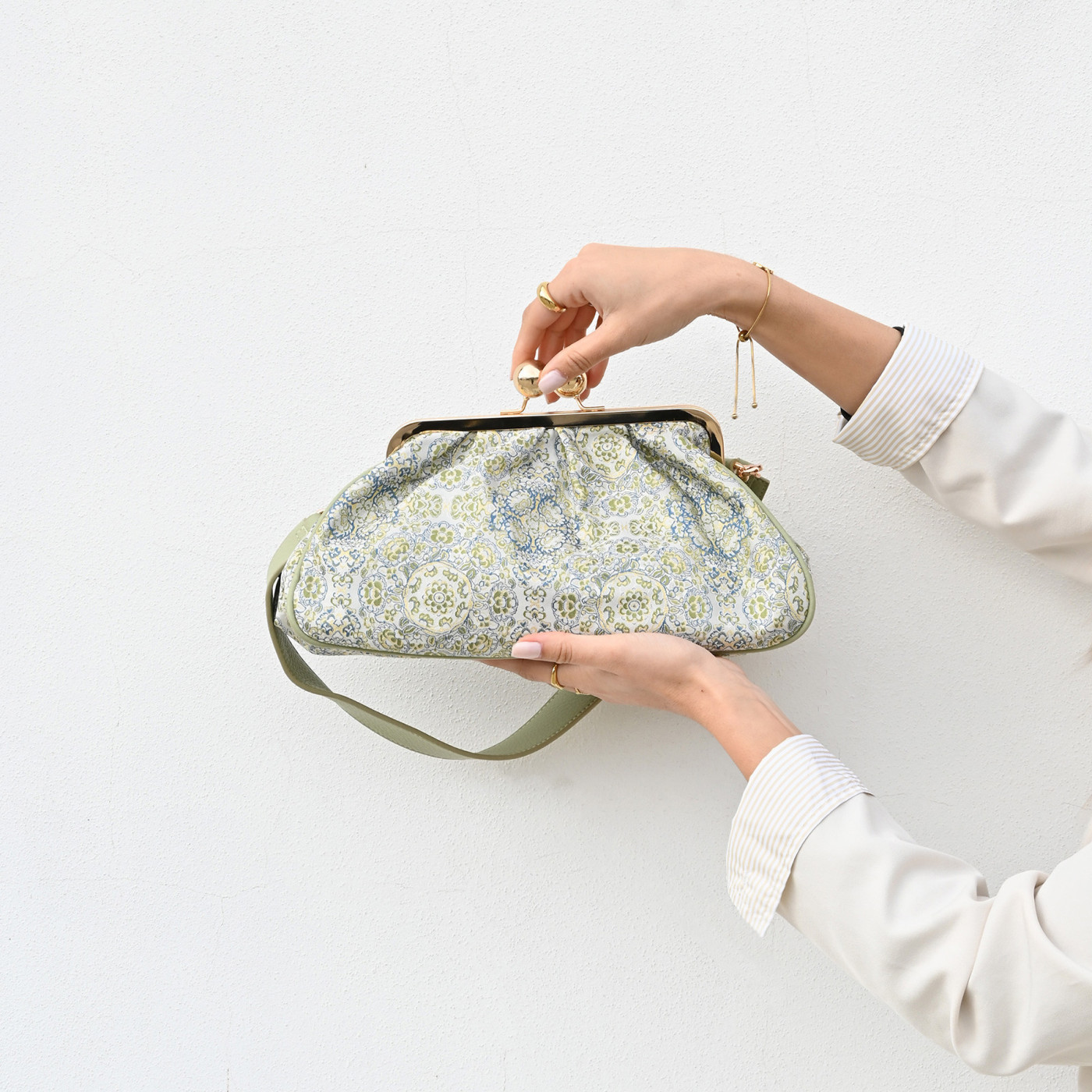 Shoulder bag with floral pattern