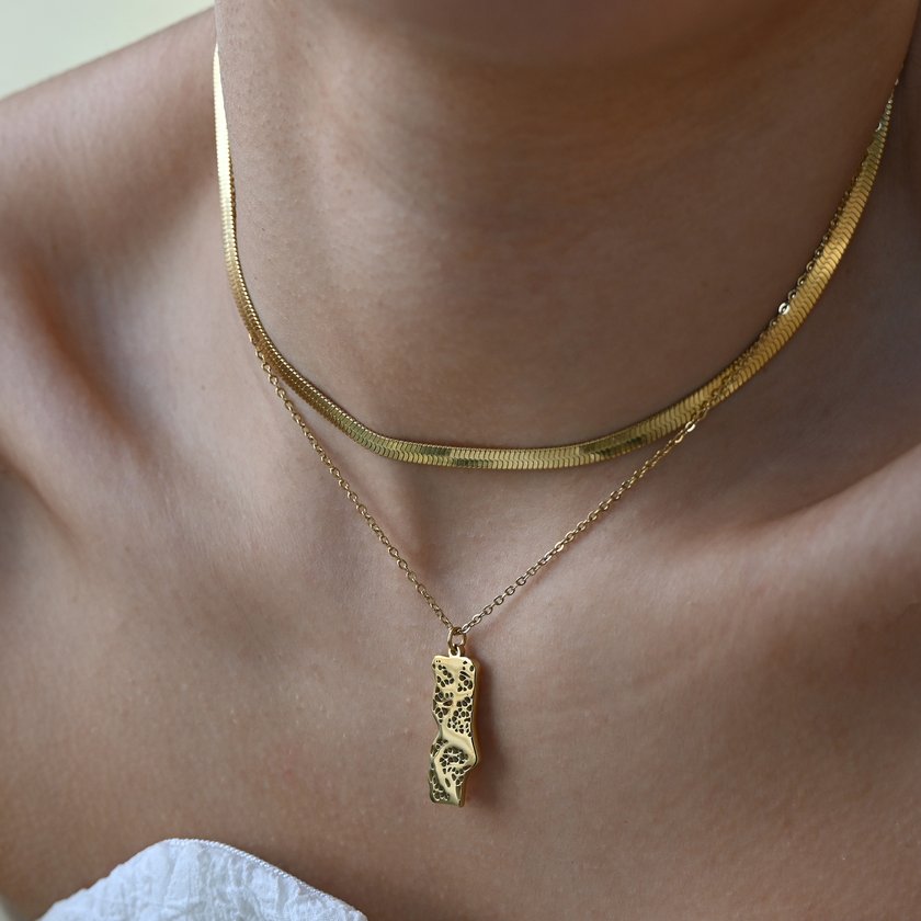 Glamour Portugal map necklace