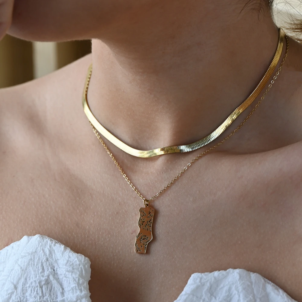 Glamour Portugal map necklace