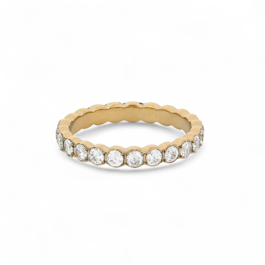 Delicate wedding band with zirconia