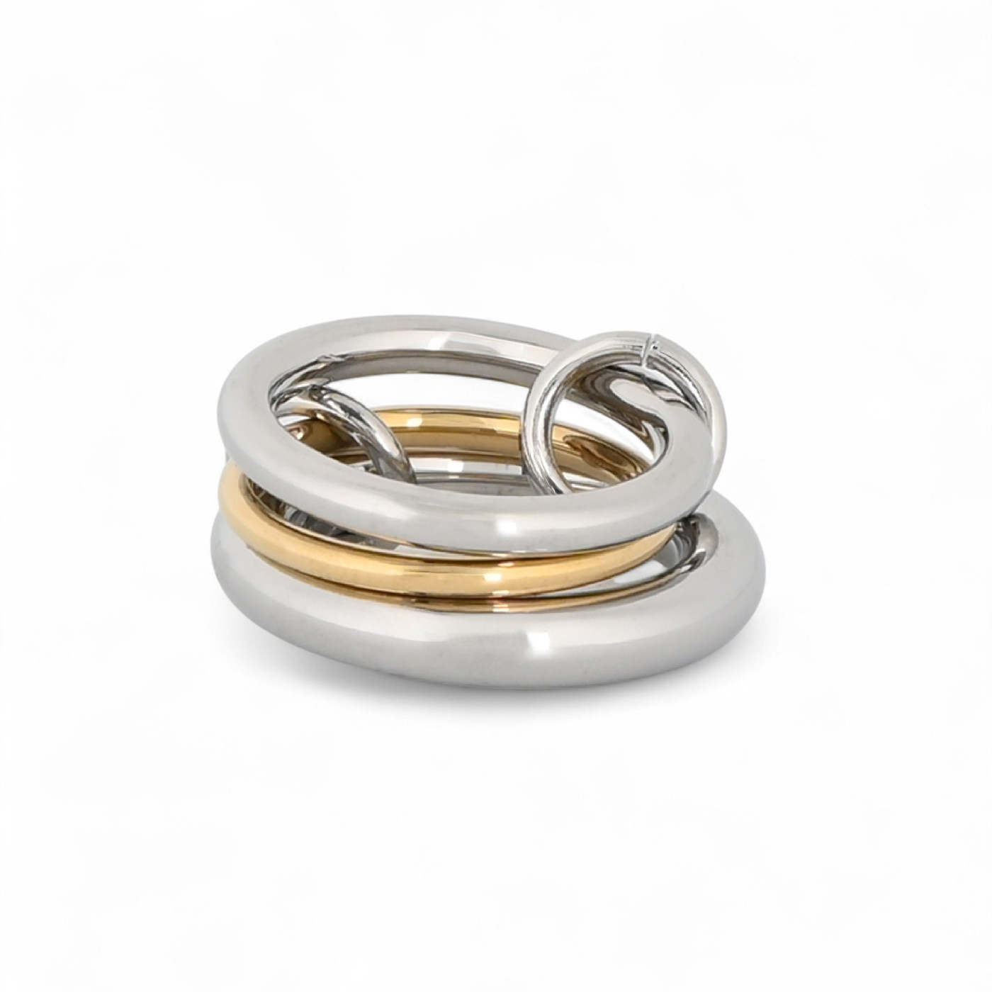 Glamour ring with three circles