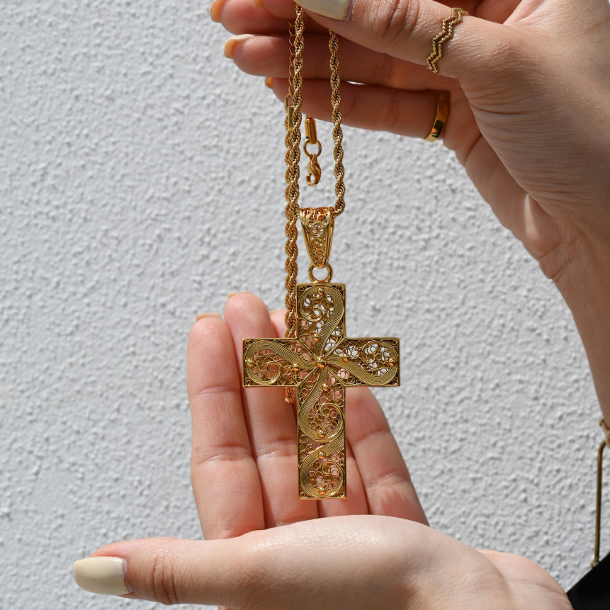 Colar Encantos com cruz