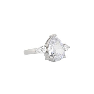 Luxury ring with oval stone