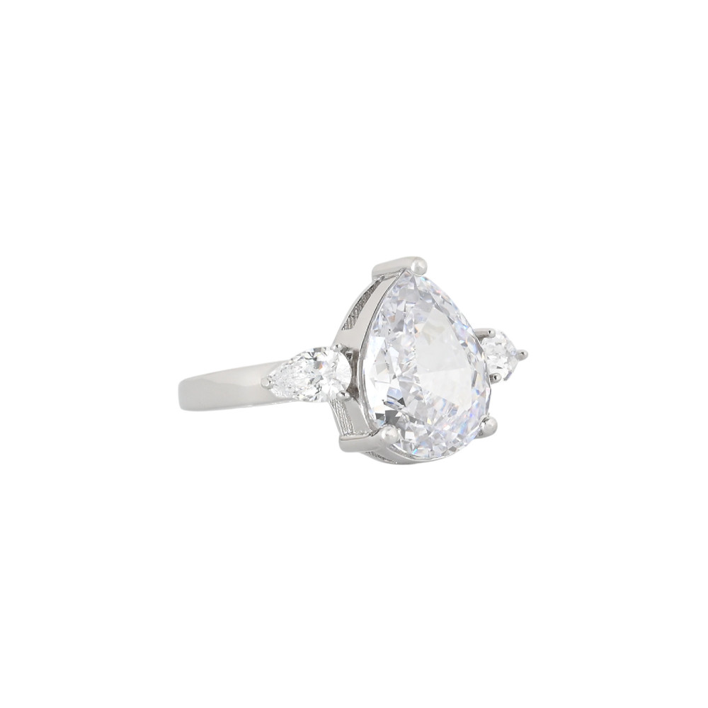 Luxury ring with oval stone