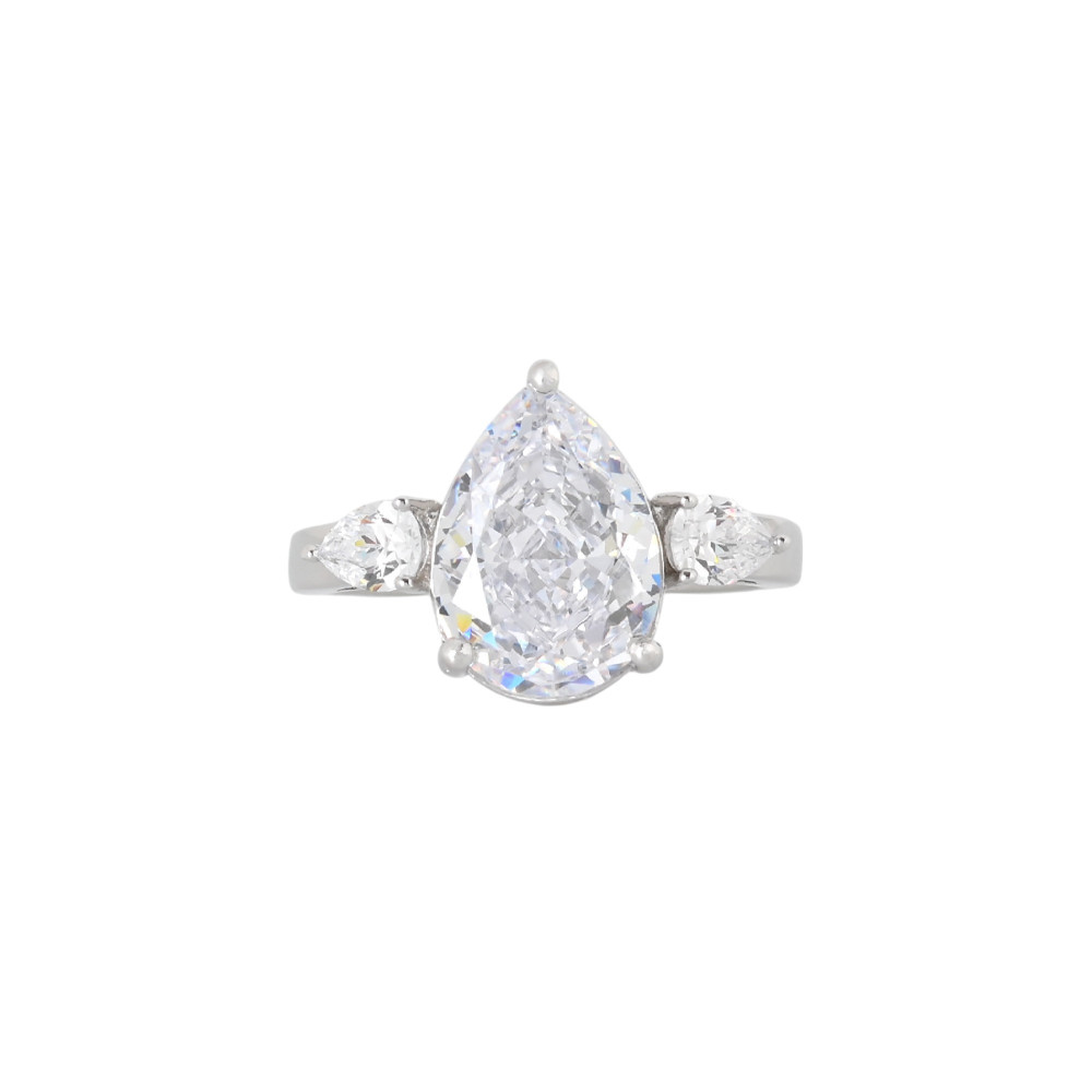 Luxury ring with oval stone