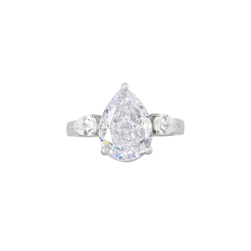 Luxury ring with oval stone