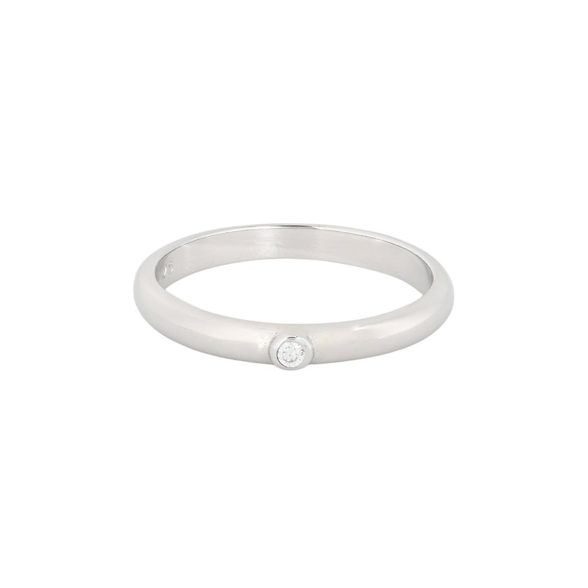 Luxury thin ring in solitaire style
