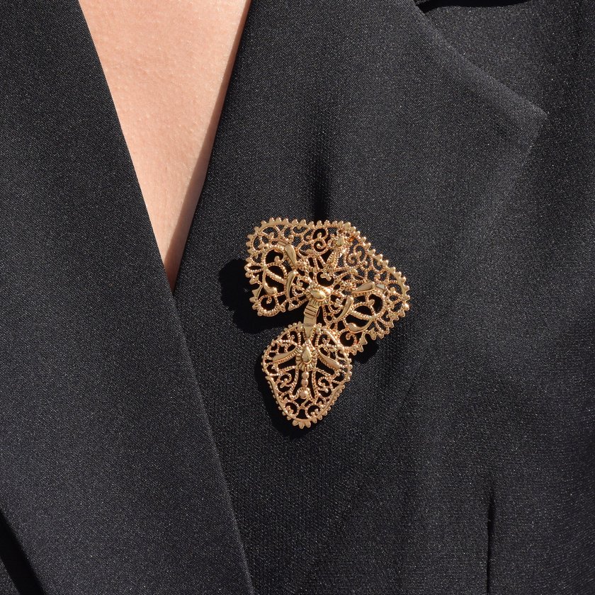 Encantos pin with laça