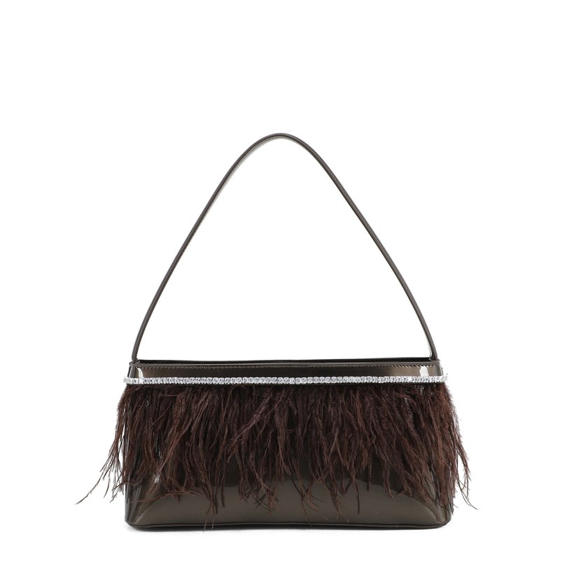 Bolso de hombro de charol y plumas