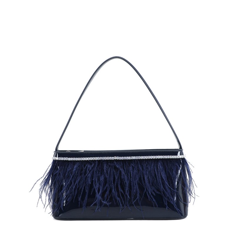 Bolso de hombro de charol y plumas