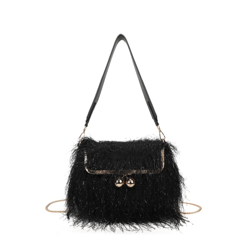 Shoulder bag with fur