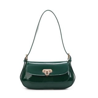 Bolso de hombro en charol