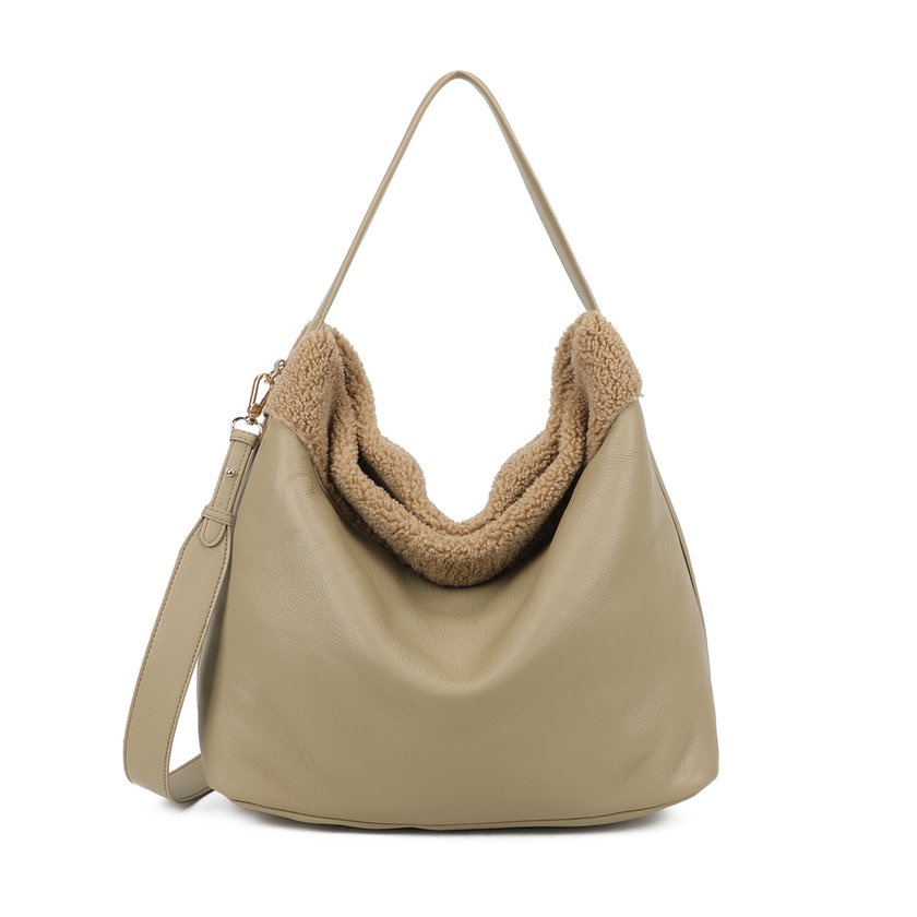 Shopper bag with fur