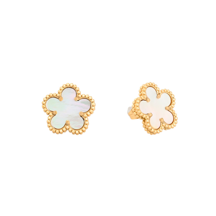 Boucle d\'oreille en acier avec un trèfle blanc