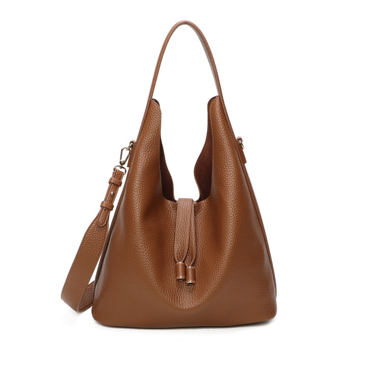 Bolso de hombro con detalles dorados