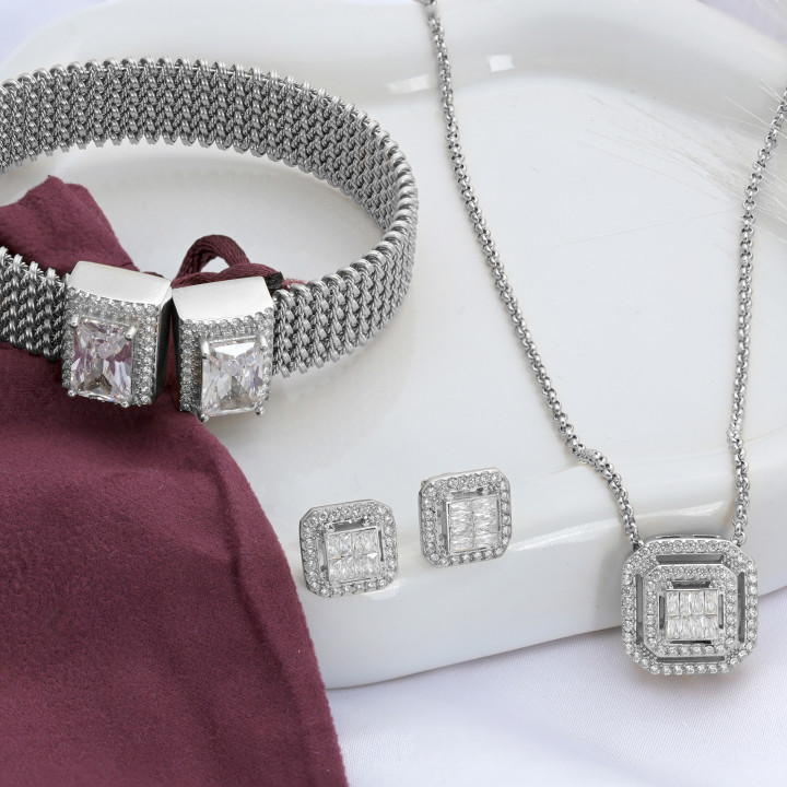 Delicate square necklace with diamonds